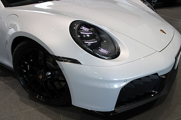 Porsche 911 Carrera 4 GTS 9 of 18