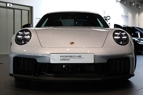 Porsche 911 Carrera 4 GTS 7 of 18
