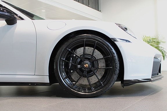 Porsche 911 Carrera 4 GTS 10 of 18