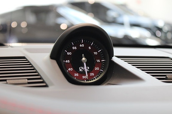 Porsche 911 Carrera 4 GTS 14 of 18