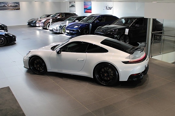 Porsche 911 Carrera 4 GTS 11 of 18