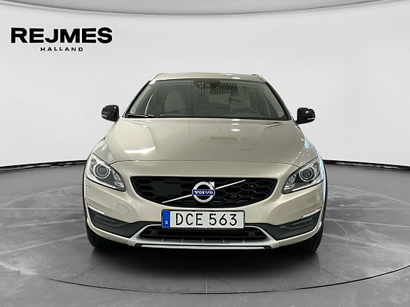 Volvo V60 Cross Country 9 of 14