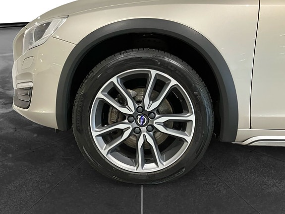 Volvo V60 Cross Country 10 of 14