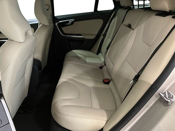Volvo V60 Cross Country 7 of 14