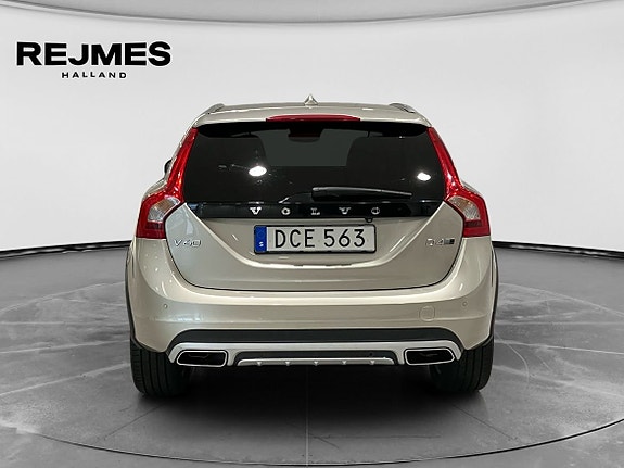 Volvo V60 Cross Country 8 of 14