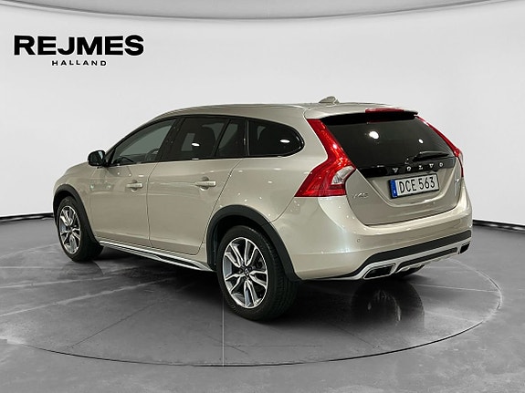 Volvo V60 Cross Country 2 of 14