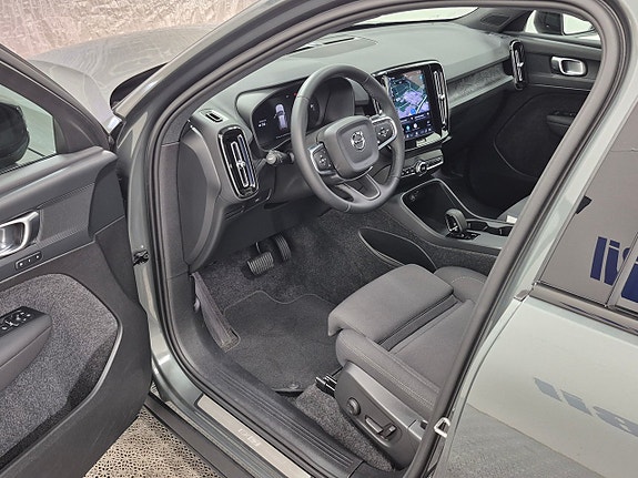 Volvo EX40 2 of 9
