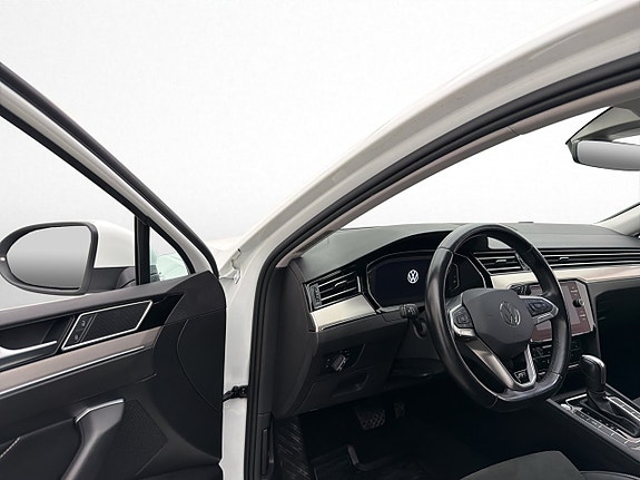 Volkswagen Passat 12 of 30