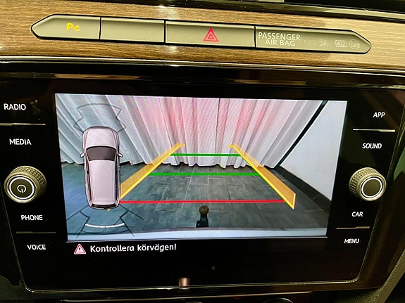 Volkswagen Passat 13 of 24