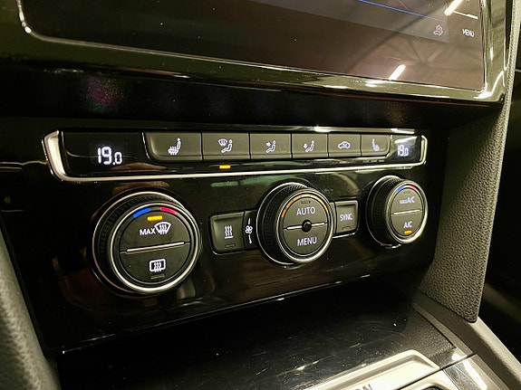 Volkswagen Passat 12 of 24