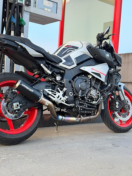 Yamaha MT-10 2 of 3