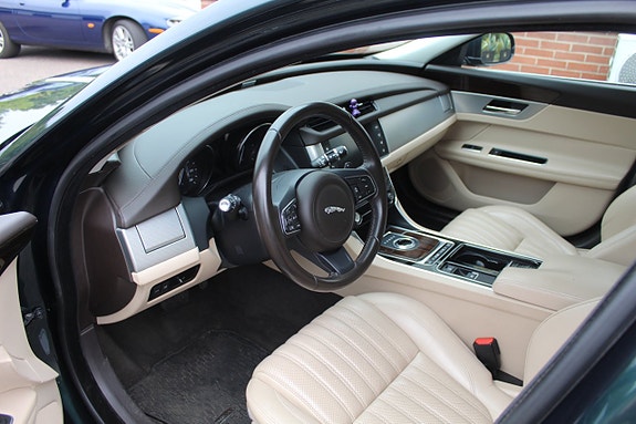 Jaguar XF 2 of 8