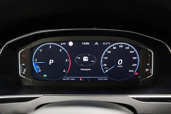 Volkswagen Passat 12 of 24