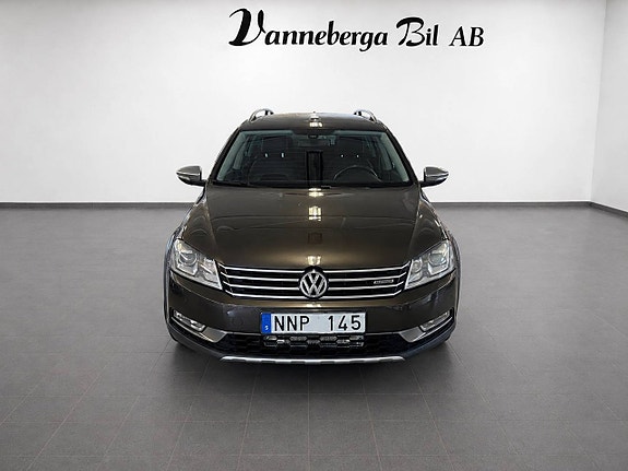 Volkswagen Passat Alltrack 2 of 8