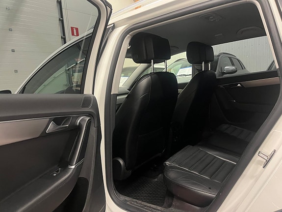 Volkswagen Passat Alltrack 11 of 16