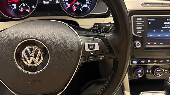 Volkswagen Passat 25 of 30