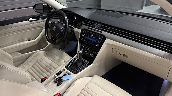 Volkswagen Passat 17 of 30