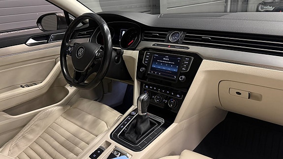 Volkswagen Passat 18 of 30
