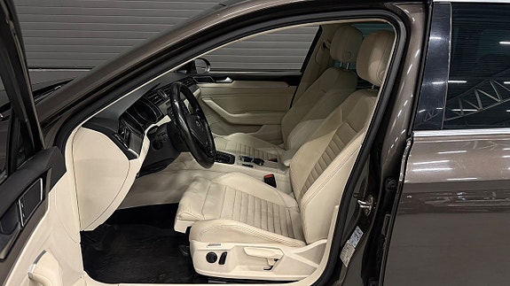 Volkswagen Passat 11 of 30