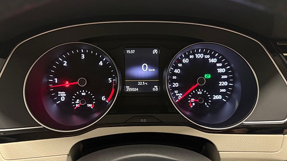 Volkswagen Passat 23 of 30