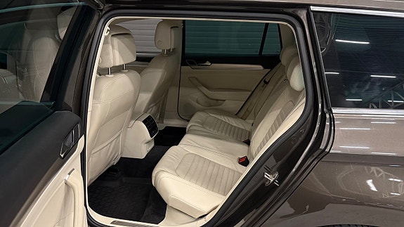 Volkswagen Passat 14 of 30