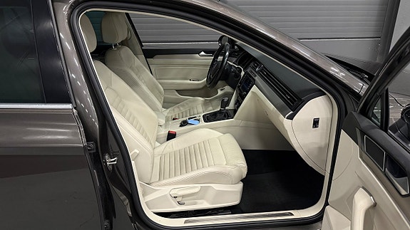 Volkswagen Passat 16 of 30