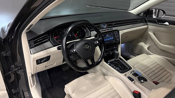 Volkswagen Passat 12 of 30