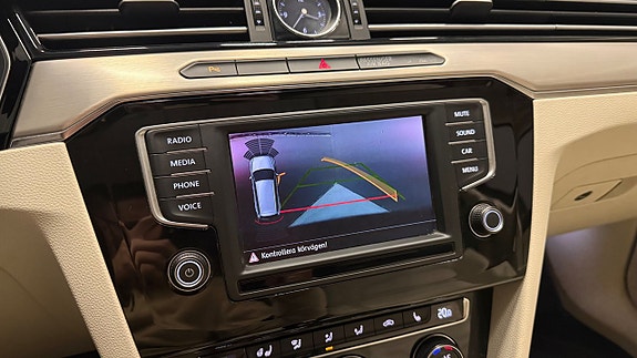 Volkswagen Passat 19 of 30