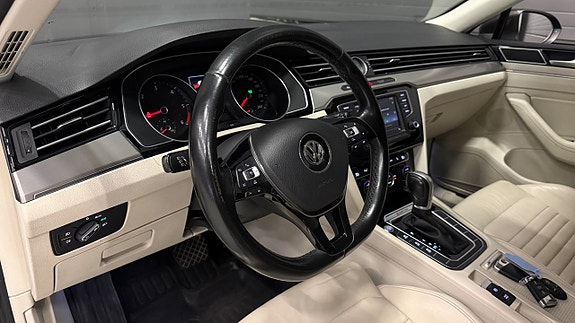 Volkswagen Passat 13 of 30