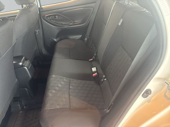 Toyota Yaris 9 of 12