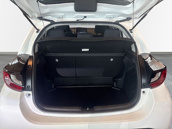 Toyota Yaris 12 of 12