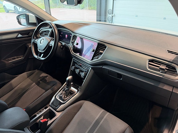 Volkswagen T-Roc 10 of 12