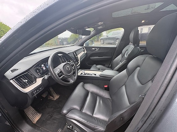 Volvo XC60 2 of 5