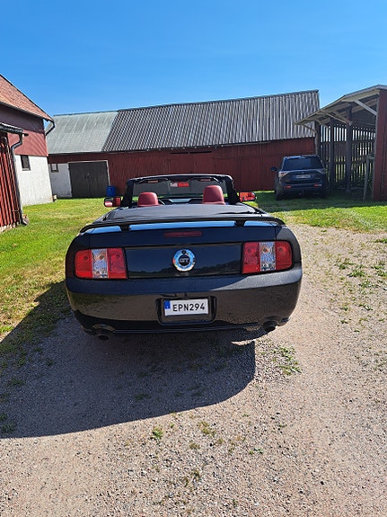 Ford Mustang 3 of 5