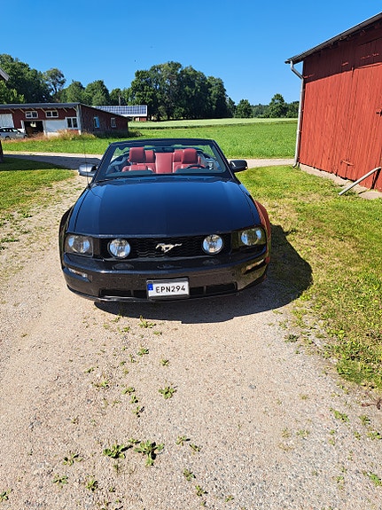 Ford Mustang 2 of 5
