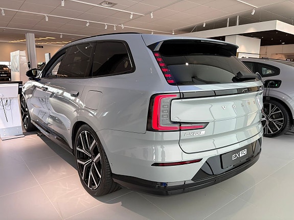 Volvo EX90 10 of 16