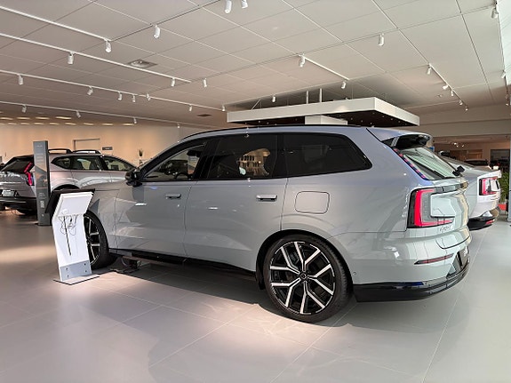 Volvo EX90 12 of 16