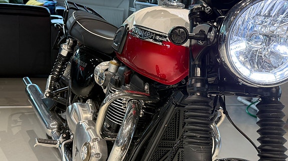 Triumph Bonneville T120 Motone Premium // 171mil 22 of 27