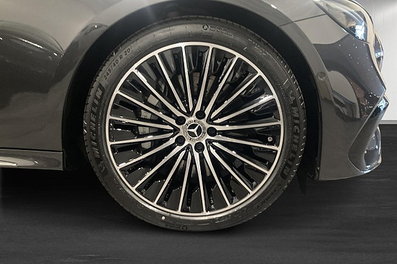 Mercedes-Benz E300 5 of 15
