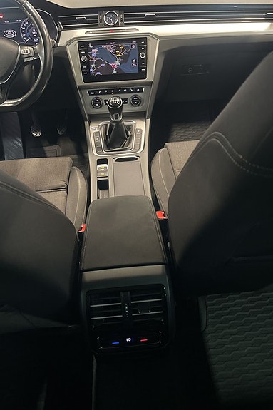 Volkswagen Passat 10 of 13