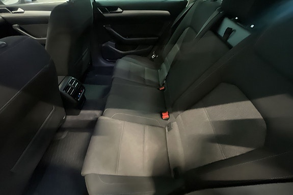 Volkswagen Passat 9 of 13