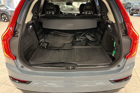 Volvo XC90 10 of 16