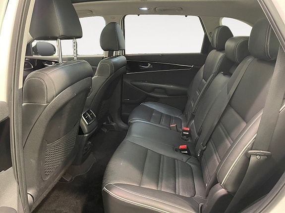 Kia Sorento 12 of 25