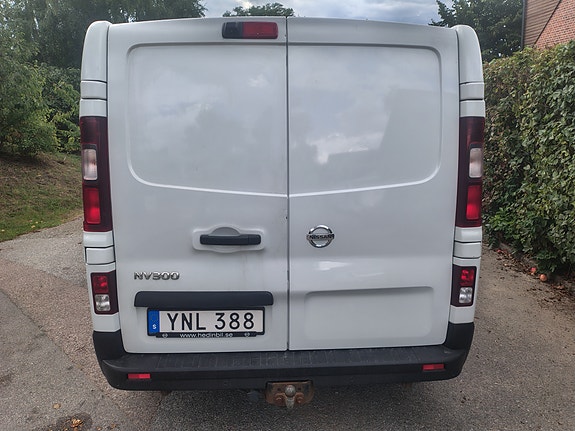 Nissan NV300 4 of 6