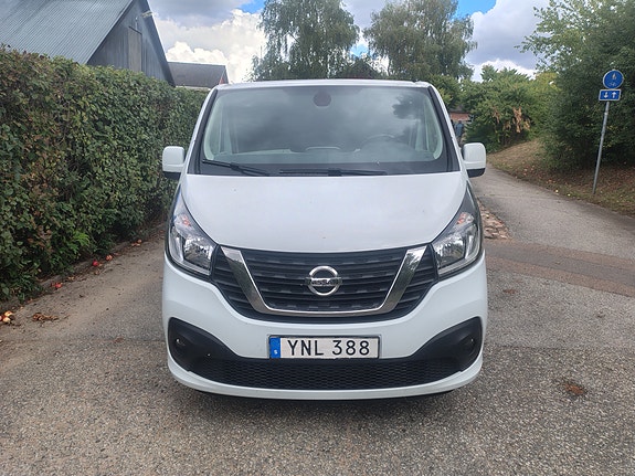 Nissan NV300 2 of 6