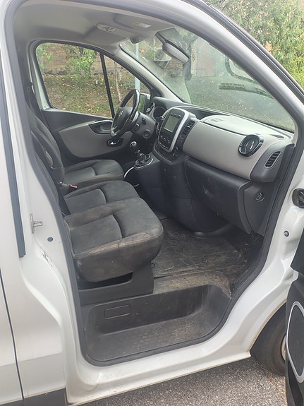 Nissan NV300 5 of 6