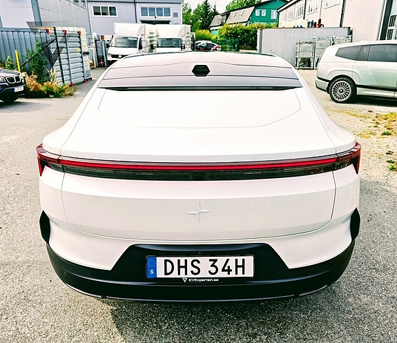 Polestar 4 8 of 27