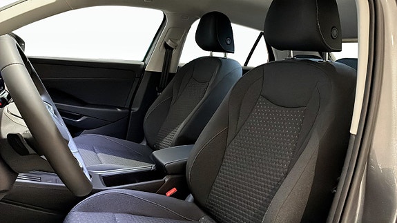 Volkswagen T-Roc 8 of 12