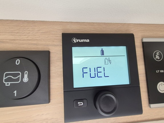 Dethleffs GlobeTrail 640 ER långbäddar, automat, dieselvärme, panorama, litium 14 of 24