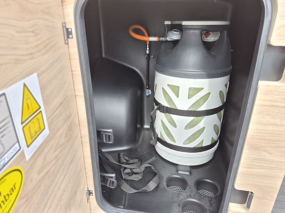 Dethleffs GlobeTrail 640 ER långbäddar, automat, dieselvärme, panorama, litium 9 of 24